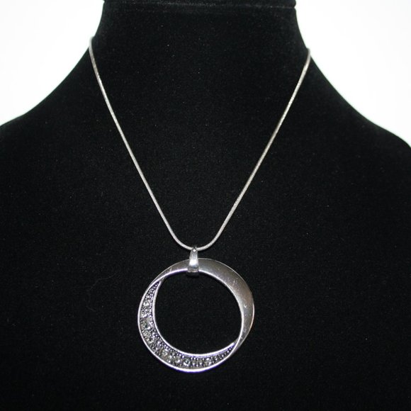 Beautiful silver pendant necklace 16-19"